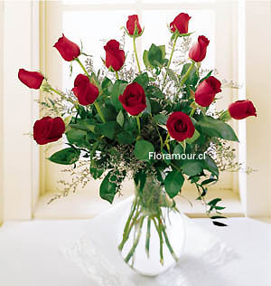 Florero disponible apara enviar a Vitacura: Florero de vidrio 12 rosas importadas y flores de complemento.