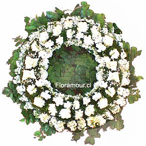 Corona tradicional, circular de flores mixtas, de color blanco, apropiada para ser utilizada en ceremonias de condolencia.