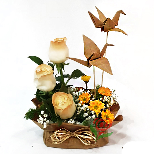 Arreglo floral para funeral con grullas origami