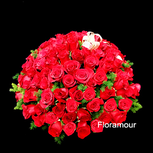 Impactante arreglo de centro circular con 100 rosas Premium forma compacta perfecta. Composición de lujo montada sobre una base humectada para larga duración. Exclusivo sólo en Santiago
 