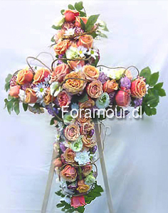 Cruz de Rosas y Flores mixtas, montada sobre atril (Disponible s�lo en Santiago de Chile)Cruz De Condolencias,Homenaje Religioso. Seleccione colorido de flores: