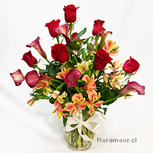 Florero de calas, rosas y alstroemerias. Color de calas puede variar de a cuerdo a disponibilidad y temporada (DISPONIBLE SÓLO EN SANTIAGO)