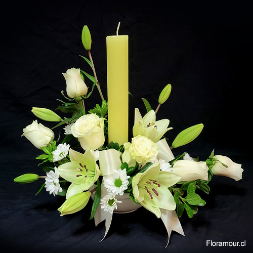 Arreglo floral de una sola cara con rosas, liliums y un cirio fino de fabricación artesanal chilena.