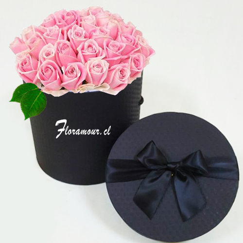 Exclusiva caja negra, redonda sombrero vintage con 21 rosas ecuatorianas rosadas. Servicio en todas las comunas de Santiago de Chile. Seleccione color de las rosas: