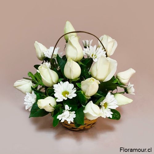 Fina y tierna cesta pequeña con rosas blancas y complementos.
