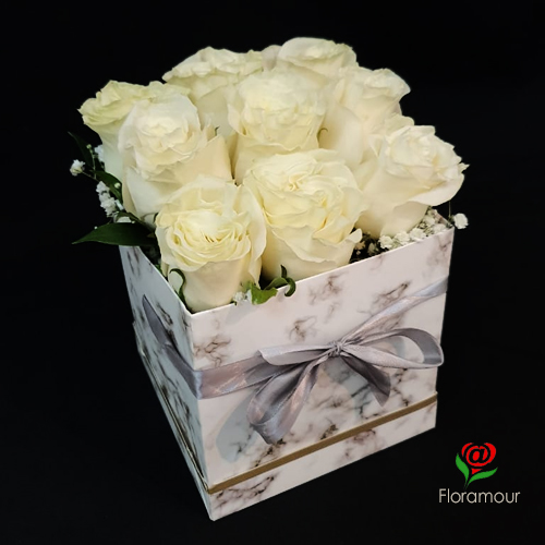 Caja cuadrada con nueve rosas ecuatorianas en humectacion, larga duración.  Solo Santiago. Seleccione color. Seleccione color de las rosas